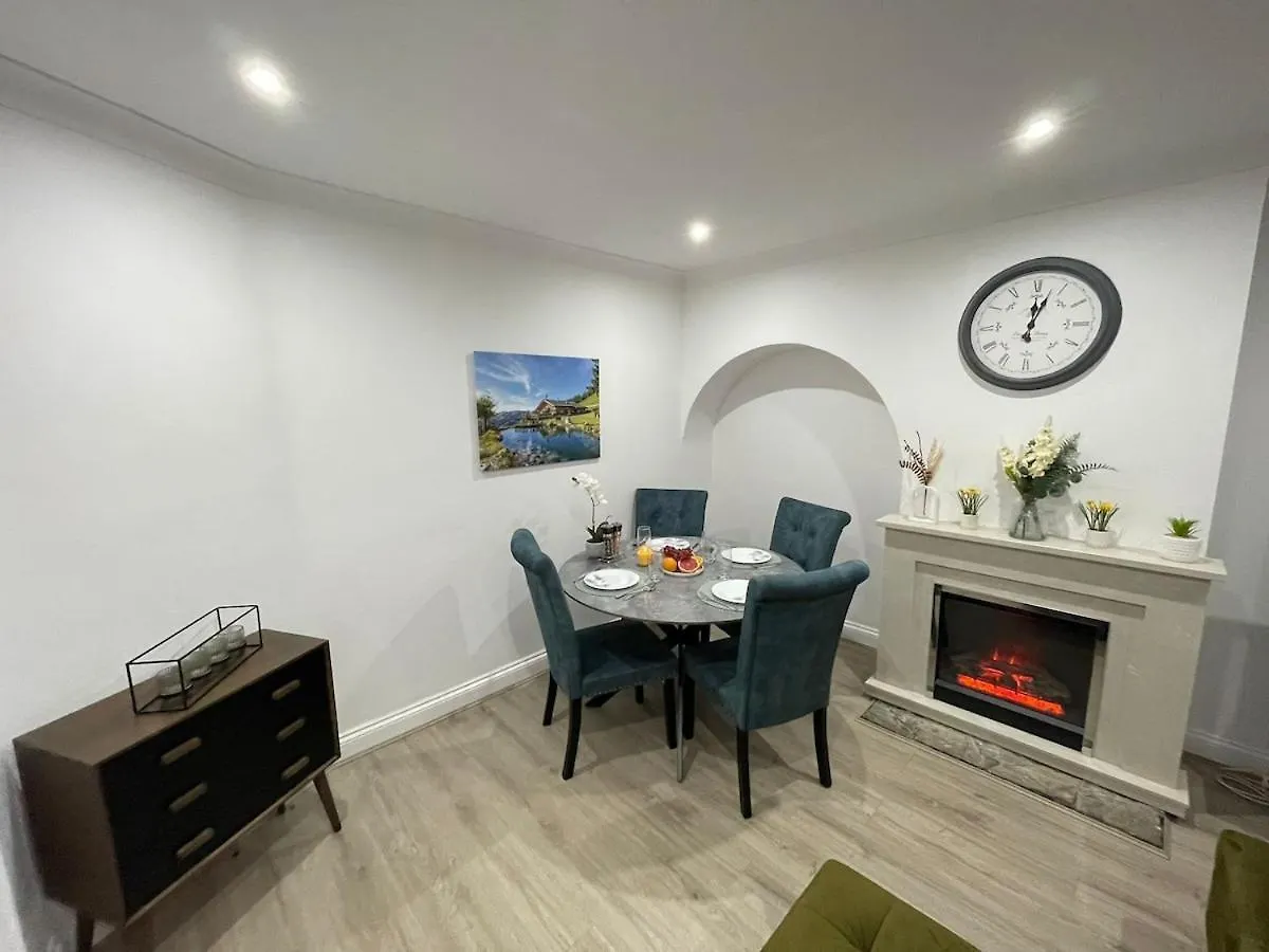 Peaceful 3 Bedrooms House To Rent In East London Dagenham Holiday home