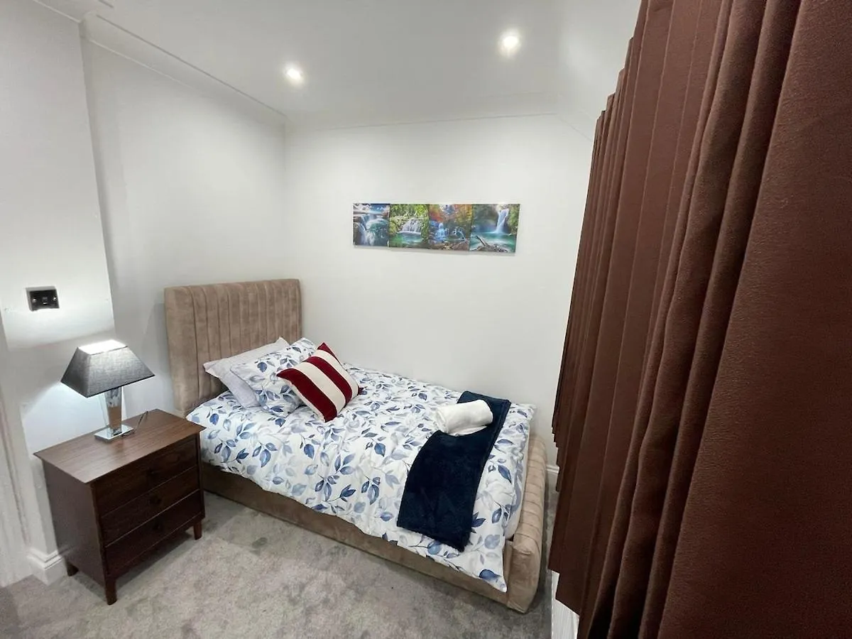 Peaceful 3 Bedrooms House To Rent In East London Dagenham 0*,  United Kingdom