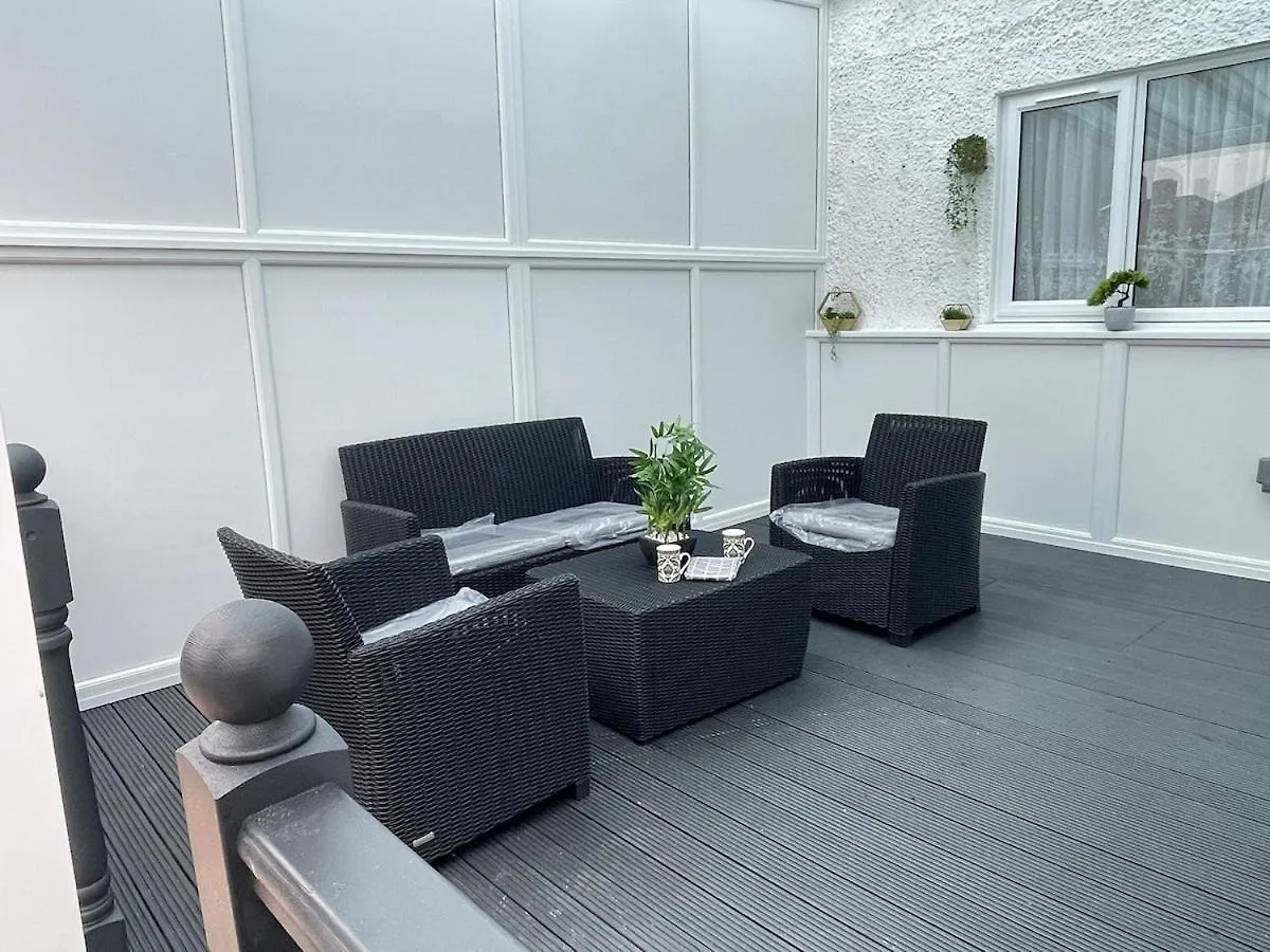 Peaceful 3 Bedrooms House To Rent In East London Dagenham Holiday home